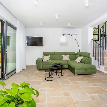 3 Bedroom Lovely In Nyaraló Jurdani